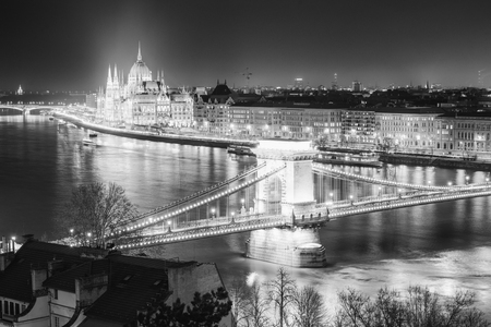 BUDAPEST, HUNGARY - DECEMBER 18, 2017: The Szechenyi Chain Bridge is a suspension bridge that spans the River Danube between Buda and Pest.のeditorial素材