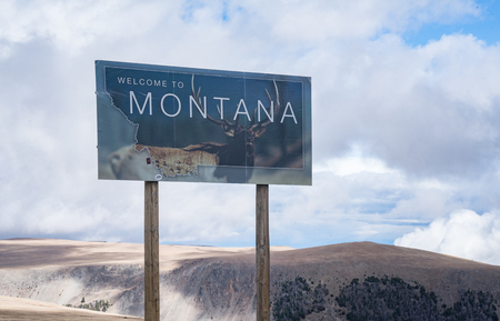 MONTANA - SEPTEMBER 24: Welcome to Montana sign along the Beartooth Passのeditorial素材