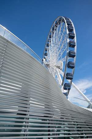 CHICAGO - SEPTEMBER 18: Curved architectural design leading to the Chicago Navy Pier ferris wheelのeditorial素材