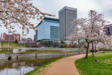 Richmond,Virginia morning city skyline along the James River near Brown's Island and Tredegar St during cherry blossoms.の写真素材