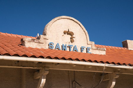 SANTA FE, NM - OCTOBER 13: Santa Fe sign at the entrance to the historic Santa Fe train station on October 13, 2017のeditorial素材