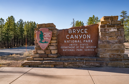 BRYCE, UTAH - OCTOBER 20, 2017: Entrance sign to Bryce Canyon National Park in Bryce, Utahのeditorial素材