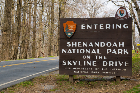 VIRGINIA, USA - APRIL 19, 2018: Welcome to Shenandoah National Park Roadside Sign on the Highwayのeditorial素材