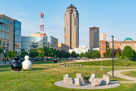 DES MOINES, IOWA - JULY 11, 2018: Des Moines, Iowa Skyline from the Pappajohn Sculpture Parkのeditorial素材