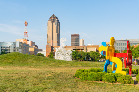 DES MOINES, IOWA - JULY 11, 2018: Des Moines, Iowa Skyline from the Pappajohn Sculpture Parkのeditorial素材