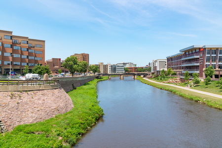 SIOUX FALLS, SD - JULY 10, 2018: Skyline of Sioux Falls South Dakota along the Big Sioux Riverのeditorial素材