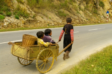Hmong flower children leaving for workのeditorial素材