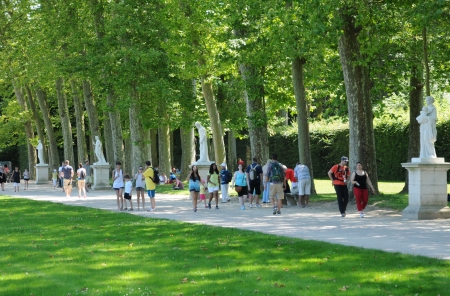 Ile de France, tourists in the parc of Versailles palaceのeditorial素材