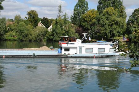 Ile de France, a barge in Seine river in Les Mureauxのeditorial素材