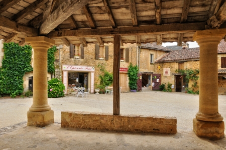 France, covered market of the picturesque village of Cadouinのeditorial素材