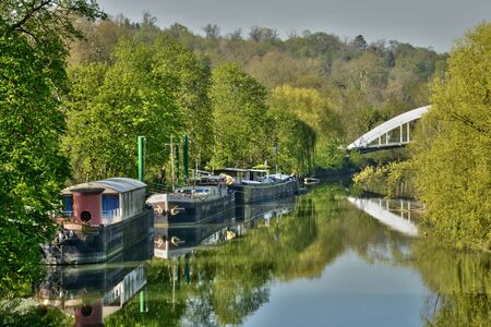 Ile de France, barge in the picturesque city of Poissyのeditorial素材