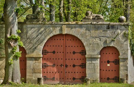 Ile de France, castledoor of the picturesque village of Seraincourtのeditorial素材