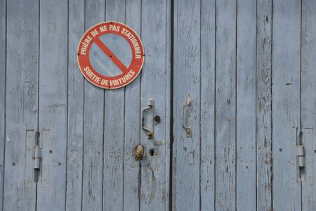 Ile de France, parking forbidden sign on a door in the village of Asnieres sur Oiseの写真素材