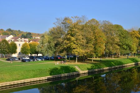 Ile de France, the picturesque Seine riverside in the city of Meulan en Yvelinesのeditorial素材