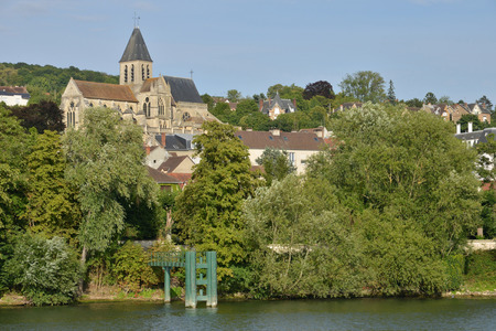 Triel sur Seine, France - august 9 2015 : the picturesque city view from the left side of Seine river in summerのeditorial素材