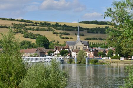 Les Andelys, France - august 10 2015 : tourism boat on the seine riverのeditorial素材