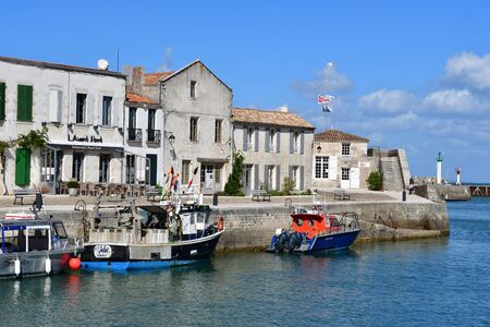Saint Martin de Re, France - september 25 2016 : the picturesque village and boat in the portのeditorial素材