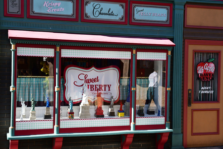 Los Angeles, Hollywood, USA - july 16 2016 : souvenir shop in the Universal studios parkのeditorial素材