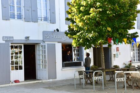 La Couarde sur Mer, France - september 26 2016 : restaurant in the picturesque village in autumnのeditorial素材