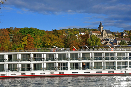 Triel sur Seine; France - november 05 2016 : tourism boat on the Seine riverのeditorial素材