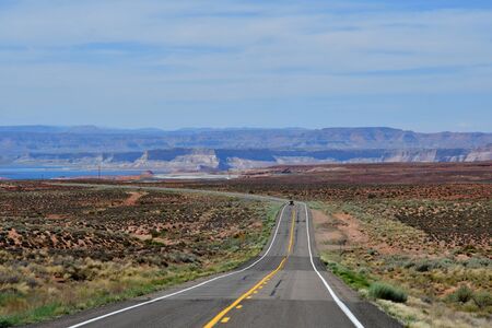 Arizona, USA - july 8 2016 : the road between Monument Valley and Pageのeditorial素材