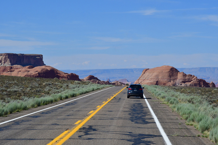 Arizona, USA - july 8 2016 : the road between Monument Valley and Pageのeditorial素材