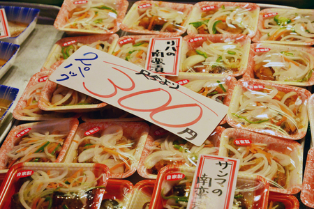 Kanazawa, Japan - august 1 2017 : fish shop in the picturesque food marketのeditorial素材