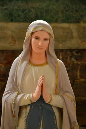 Houdan, France - may 1 2018 : Mary statue in the historical churchのeditorial素材