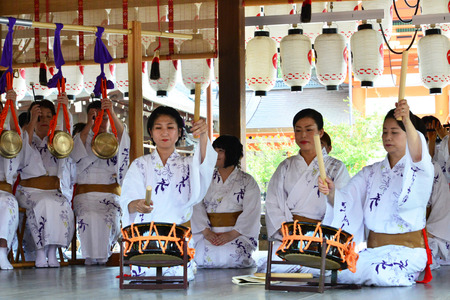 Kyoto, Japan - july 29 2017 : musicians in the Yasaka Jinja shrineのeditorial素材