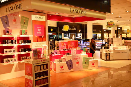 Frankfurt on the Main, Germany - july 29 2017 : duty free in the international airportのeditorial素材