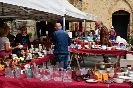 Chevreuse; France - september16 2018 : flea marketのeditorial素材