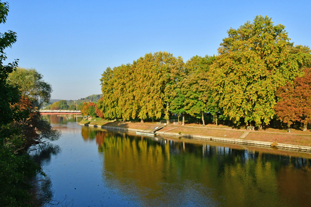 Meulan en Yvelines,  France - october 15 2017 : the Seine riverside in autumnのeditorial素材
