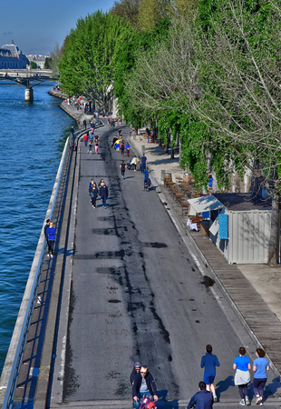 Paris; France - april 2 2017 : the Seine river seen from the Pont Neufのeditorial素材