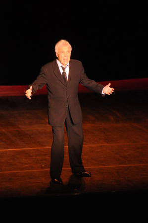 Les Mureaux; France - march 23 2013 : the Guy Bedos showのeditorial素材