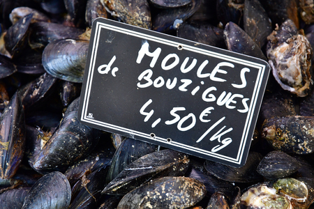Rambouillet; France - november 11 2017 : Bouziques mussels at the farmhouse marketのeditorial素材