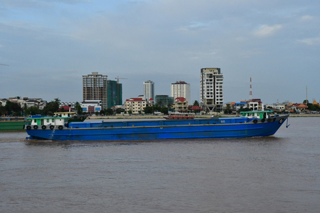 Phnom Penh; Kingdom of Cambodia - august 20 2018 : boat on the Mekongのeditorial素材