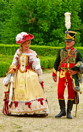 Villarceaux, France - june 9 2019 : fist Empire hussar and a woman in the historical castle parkのeditorial素材