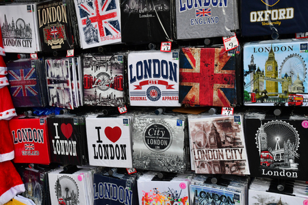 London, England - december 23 2017 : souvenir shop in the westminster cityのeditorial素材