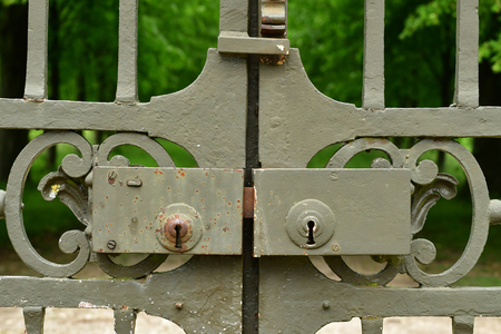 Villarceaux, France - june 9 2019 : the historical castle metal gateのeditorial素材