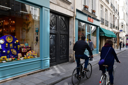 Paris; France - april 2 2017 : shop in the ile saint louisのeditorial素材
