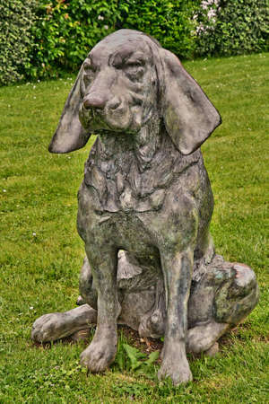 Mantes la Jolie, France - june 13 2018 : bronze dog statueのeditorial素材
