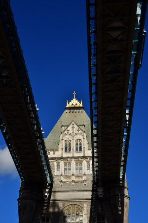London; England - October 21 2021: Tower Bridgeの写真素材
