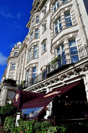 London; England - October 21 2021: Cafe in the Hyde Park districtのeditorial素材