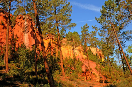 Roussillon, France - August 18 2016: the picturesque Ocher Footpathのeditorial素材