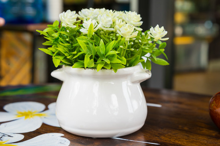 white flower pots placed on a table.の写真素材