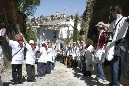 symbolic embrace of the alhambra in granada by a multitude of people to support the bid to be one of the seven wonders of the world, photos taken on the slope of the chins on 29/04/2007のeditorial素材