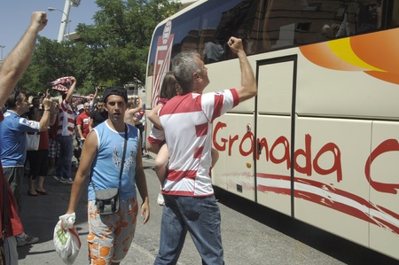departure from granada to elche cf for the final for promotion to first division, apoyndoles with fans in the stadium crmenes 17/06/2011のeditorial素材
