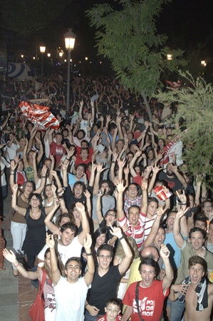 celebration in granada after the final for promotion to first division, apoyndoles with fans at the source of battles 18/06/2011のeditorial素材
