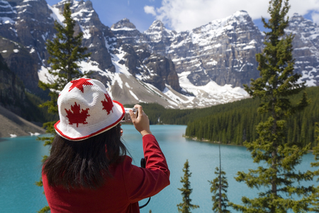 Alberta, Canada - June 2007: Photographing view of Moraine Lake, Banff National Park,のeditorial素材