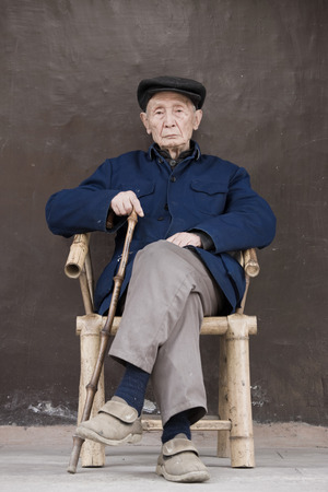 Old Chinese man in chair, Chengdu, Sichuan, Chinaのeditorial素材